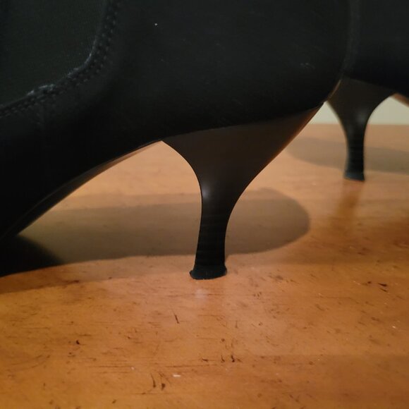 The Donald J Pliner Black, Pointy Toe, Front Zip Ankle Boots *** - Picture 6 of 7